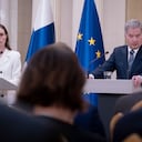 La primera ministra de Finlandia, Sanna Marin (L), y el presidente de Finlandia, Sauli Niinist, dan una conferencia de prensa para anunciar que Finlandia solicitará el ingreso en la OTAN en el Palacio Presidencial de Helsinki, Finlandia, el 15 de mayo de 2022. - "Hoy, el presidente de la República y el Comité de Política Exterior del Gobierno acordaron conjuntamente que Finlandia solicitará el ingreso en la OTAN, después de consultar al parlamento. Este es un día histórico. Se abre una nueva era ", dijo el presidente Sauli Niinisto. Como siguiente paso, el parlamento finlandés se reunirá en el lunes 16 de mayo de 2022 para debatir la decisión, y las proyecciones actuales muestran que una gran mayoría de los 200 miembros del parlamento del país apoya la candidatura. (Foto de Alessandro RAMPAZZO / AFP)