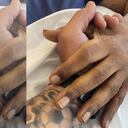 Edinho tomando la mano de Pelé, su padre, en el hospital Albert Einstein de Sao Paulo