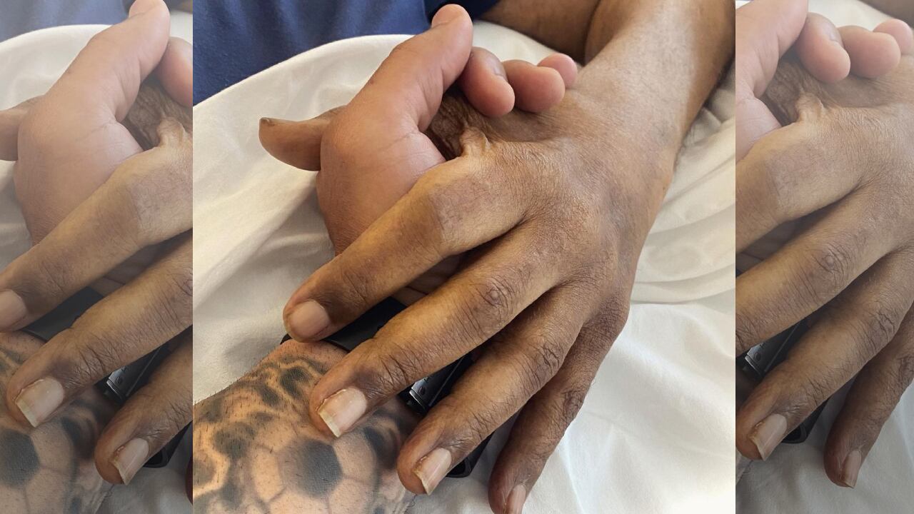 Edinho tomando la mano de Pelé, su padre, en el hospital Albert Einstein de Sao Paulo.
