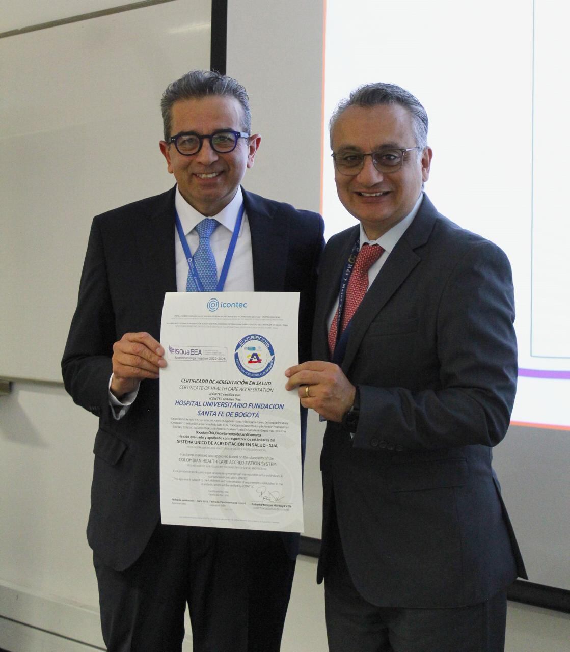 Carlos Rodríguez, director de acreditación en salud de Icontec, y Henry Gallardo, director general de la Fundación Santa Fe de Bogotá.
