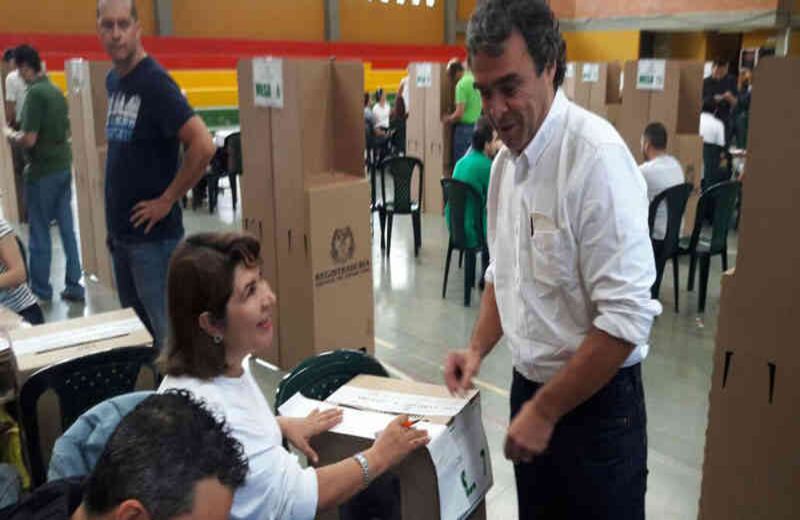Sergio Fajardo, alcalde de Medellín, votó en la mesa 7 del INEM José Félix Restrepo. Foto: Daniel Rivera / SEMANA