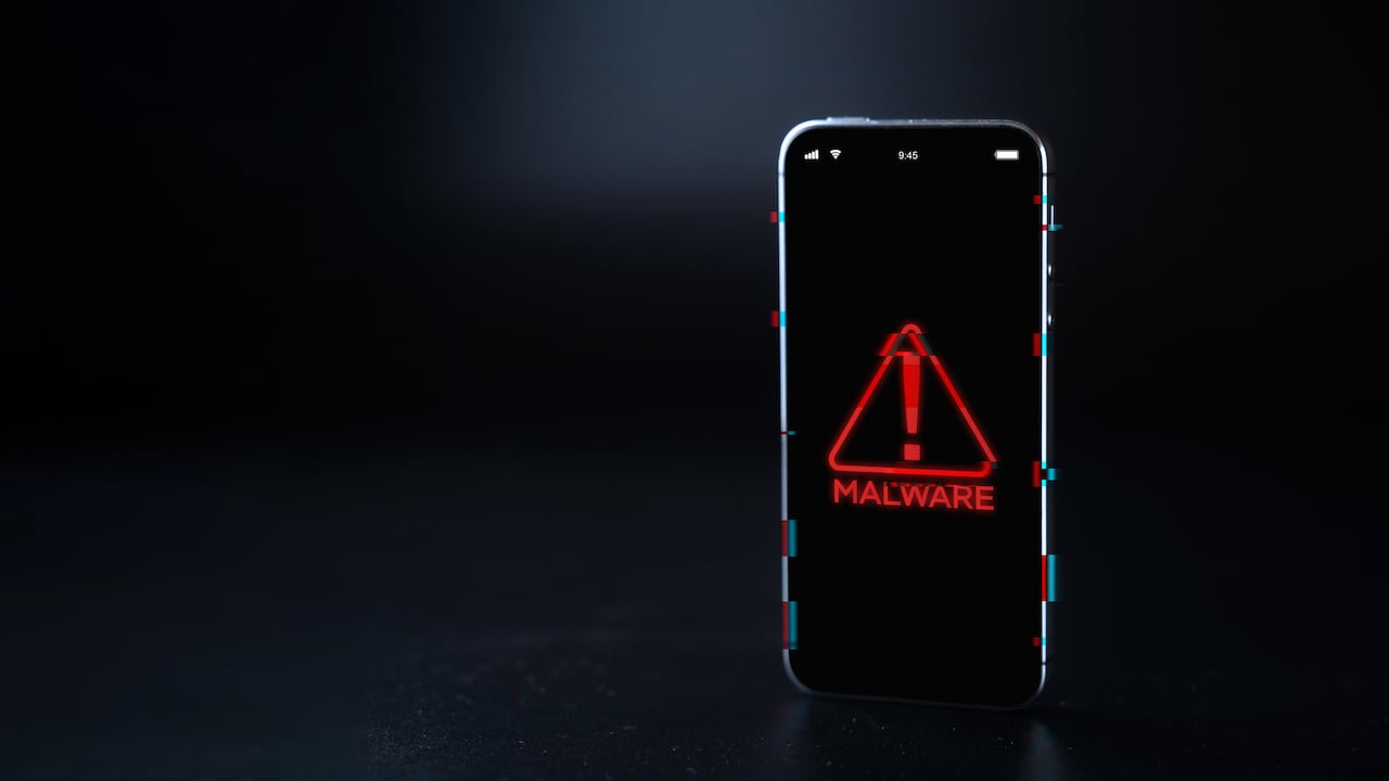 Los atacantes recopilaban información del dispositivo, como hardware, versión de Android y parches de seguridad.