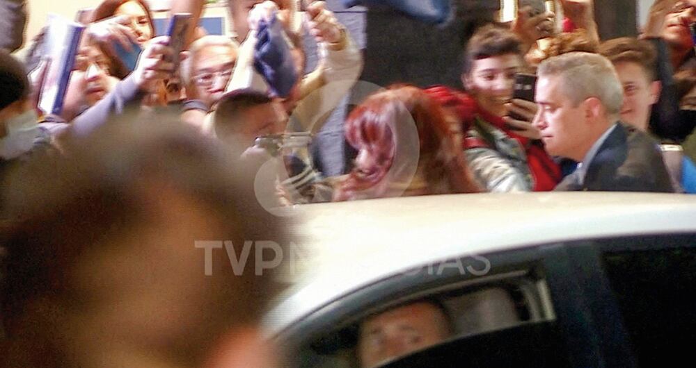 Foto de cristina saliendo del vehículo.