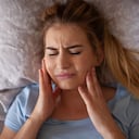 El bruxismo puede provocar dolor intenso en la mandíbula y dificultad para conciliar el sueño.