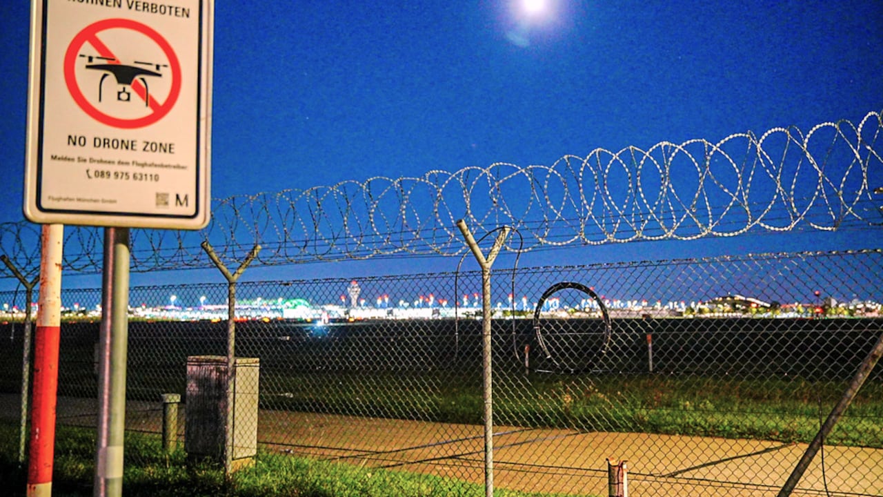 Una señal que prohíbe los drones se ve en el aeropuerto de Múnich el viernes 3 de octubre de 2025. (Enrique Kaczor/dpa vía AP)