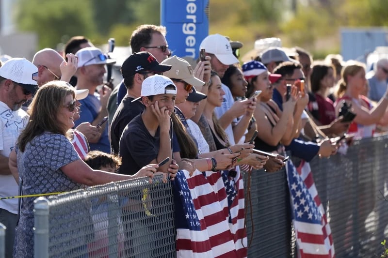 Personas esperan el retiro del cuerpo de Charlie Kirk, director ejecutivo y cofundador de Turning Point USA, quien fue asesinado a tiros el miércoles, del Air Force Two en el Aeropuerto Internacional Phoenix Sky Harbor, el jueves 11 de septiembre de 2025, en Phoenix.