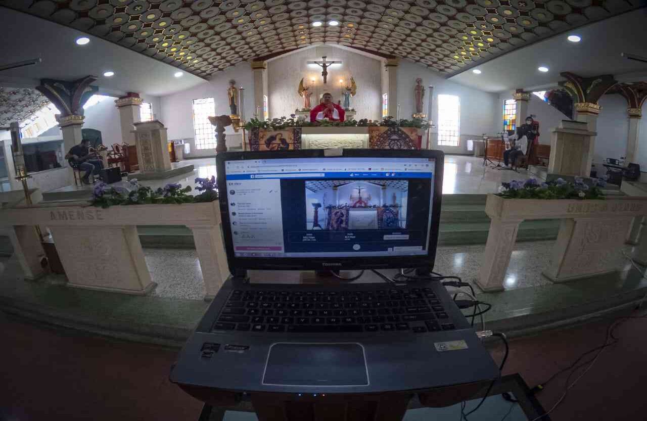Pese a la pandemia del coronavirus las celebraciones litúrgicas del primer día de la Semana Santa no se interrumpieron. En la imagen la transmisión de la misa en la iglesia de Venecia en Bogotá.  Foto: Esteban Vega La Rotta / SEMANA