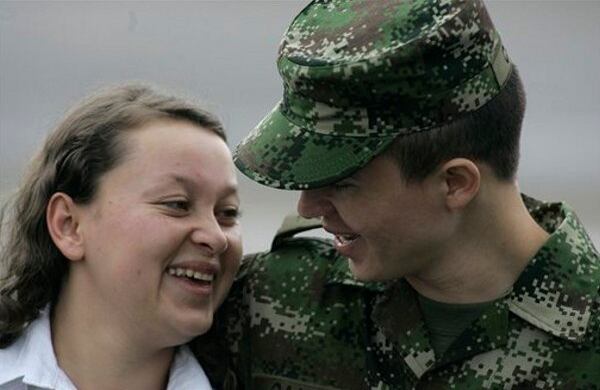   Minutos después de aterrizar en la pista del aeropuerto Vanguardia, el soldado Calvo se presentó ante los medios de comunicación vestido con uniforme militar. Junto a él, su hermana Nubia.