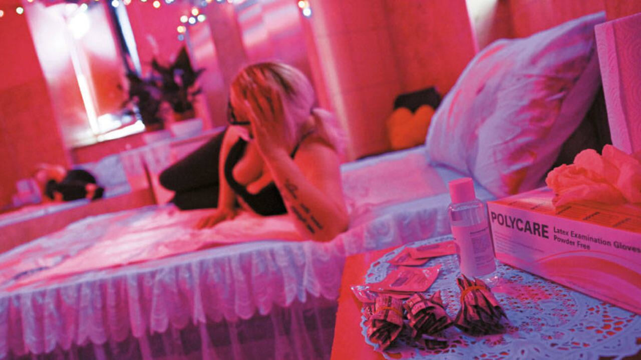 Ana, una prostituta de Frankfurt, Alemania, durante una campaña para la reapertura de los burdeles en su país. Quiere mostrar que está preparada para evitar el contagio al ejercer su oficio.