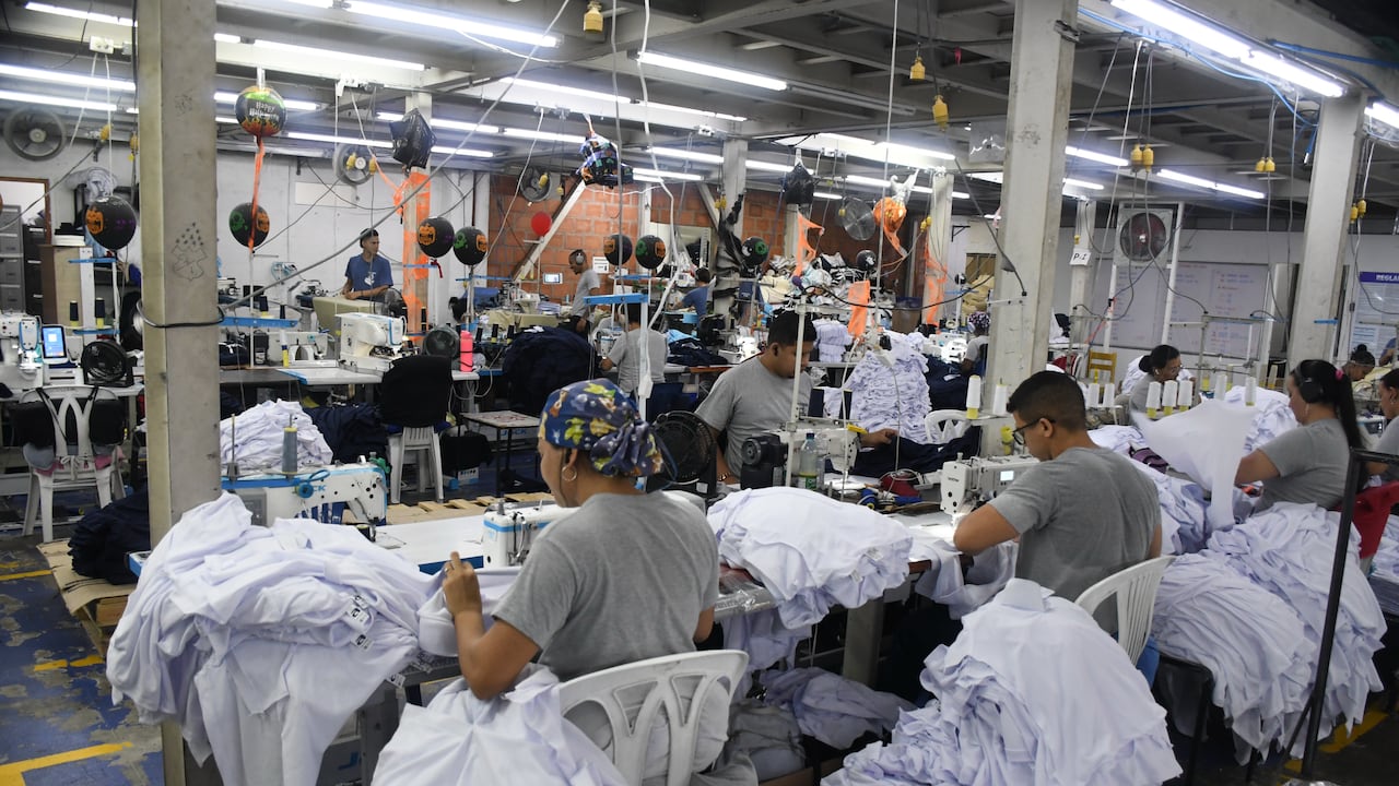 Cali: Recorrido por la ruta de la moda caleña. Empresa textil Aritex. Foto José L Guzmán