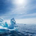 La Antártida, enorme iceberg en sol de primavera flotando en el estrecho de Gerlache a lo largo de la Península Antártica.