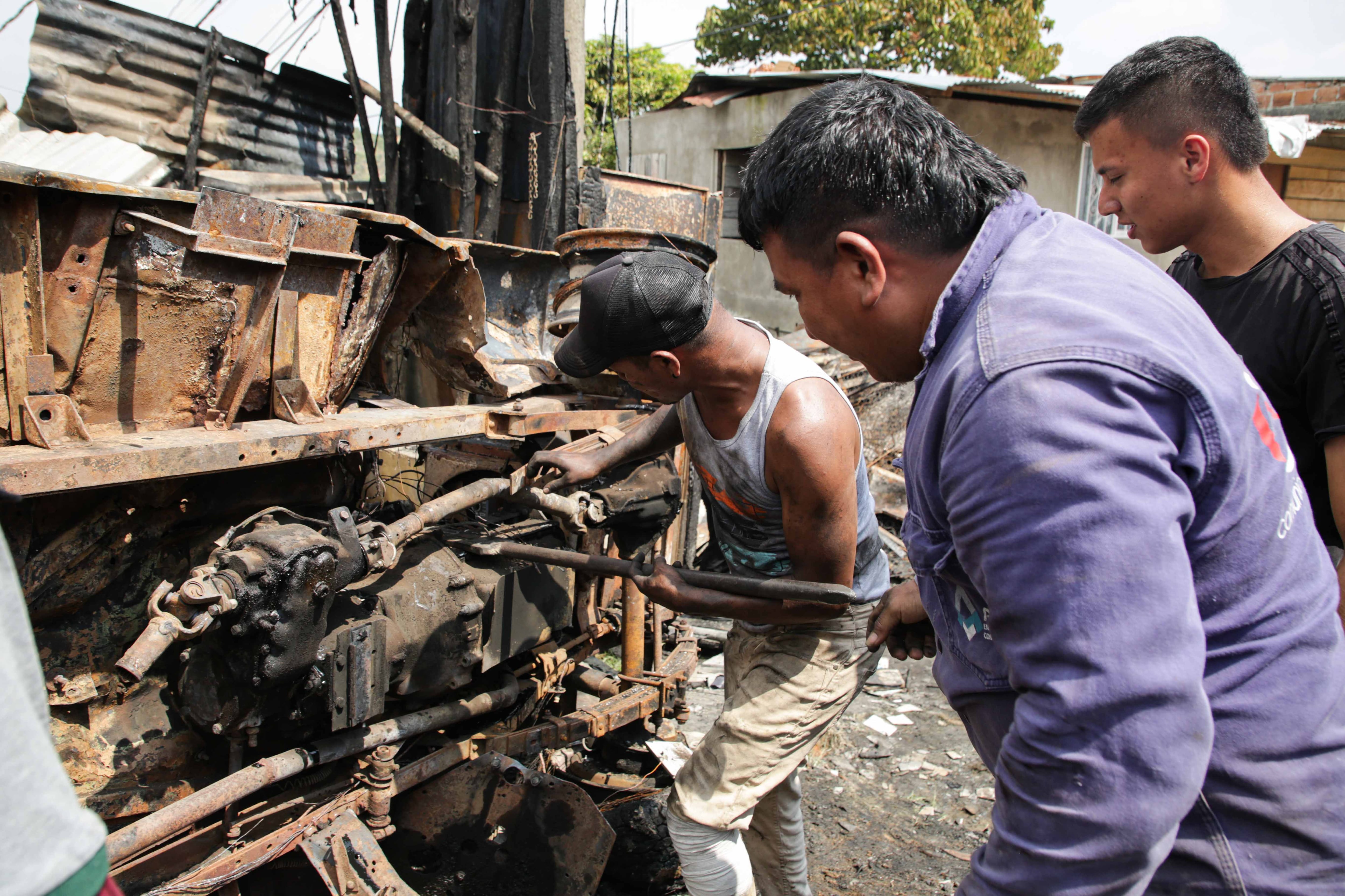 Voraz incendio consumió tres viviendas en sector de ladera en Cali.