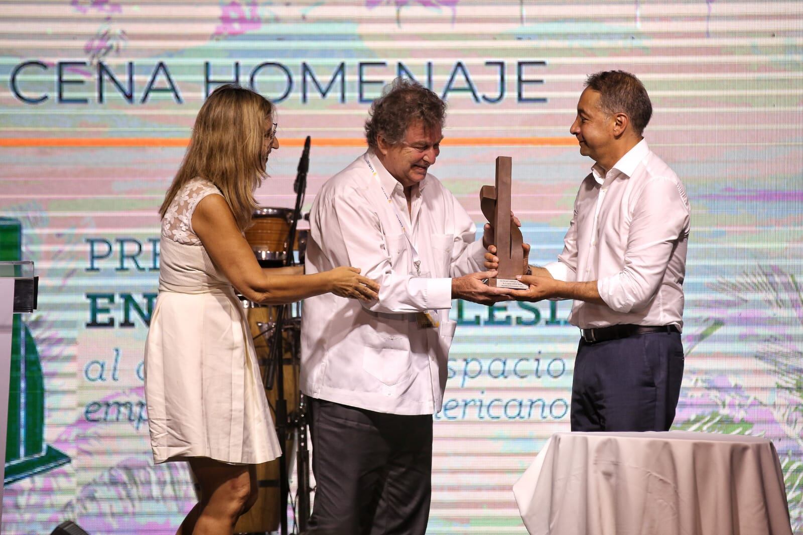 Jaime Gilinski Bacal recibe el premio al desarrollo del espacio empresarial iberoamericano CEAPI