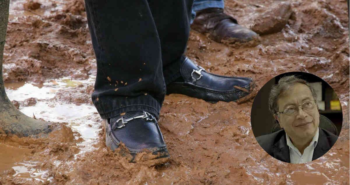 Gustavo Petro usando sus Ferragamo durante una visita al Cauca.