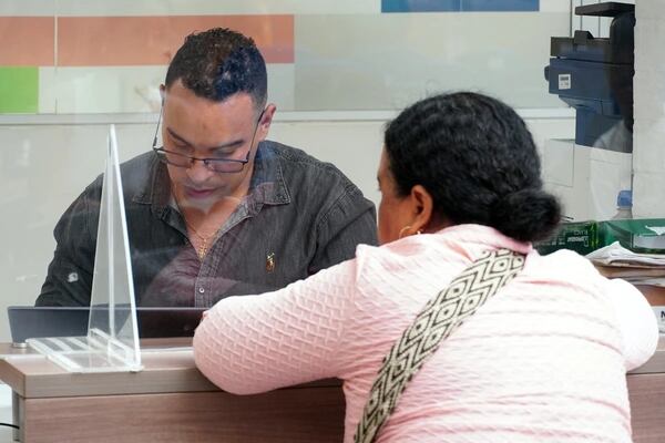 Entrega de tarjetas MIO a estudiantes