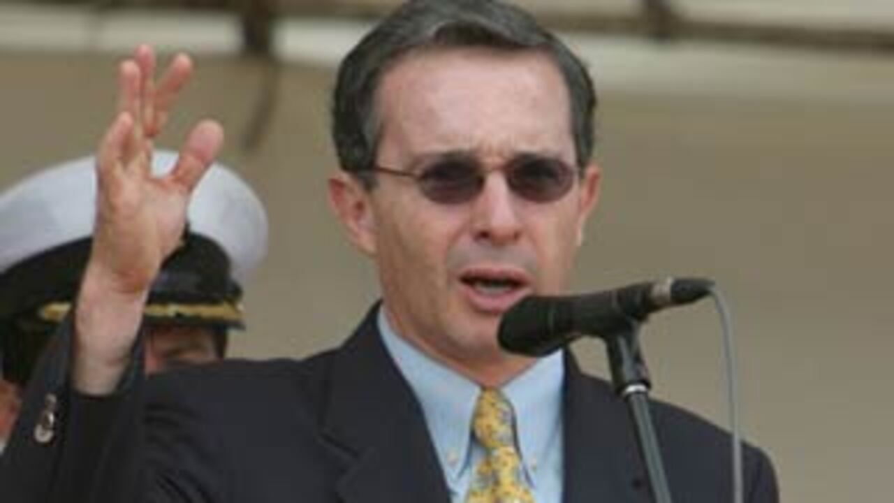 El presidente Álvaro Uribe rechazó este martes la propuesta del industrial Julio Mario Santodomingo, quien pidió hace dos semanas volver a reelegir al mandatario. Dijo que se dedicará a gobernar y que no está buscando una ley de punto final para las autodefensas.