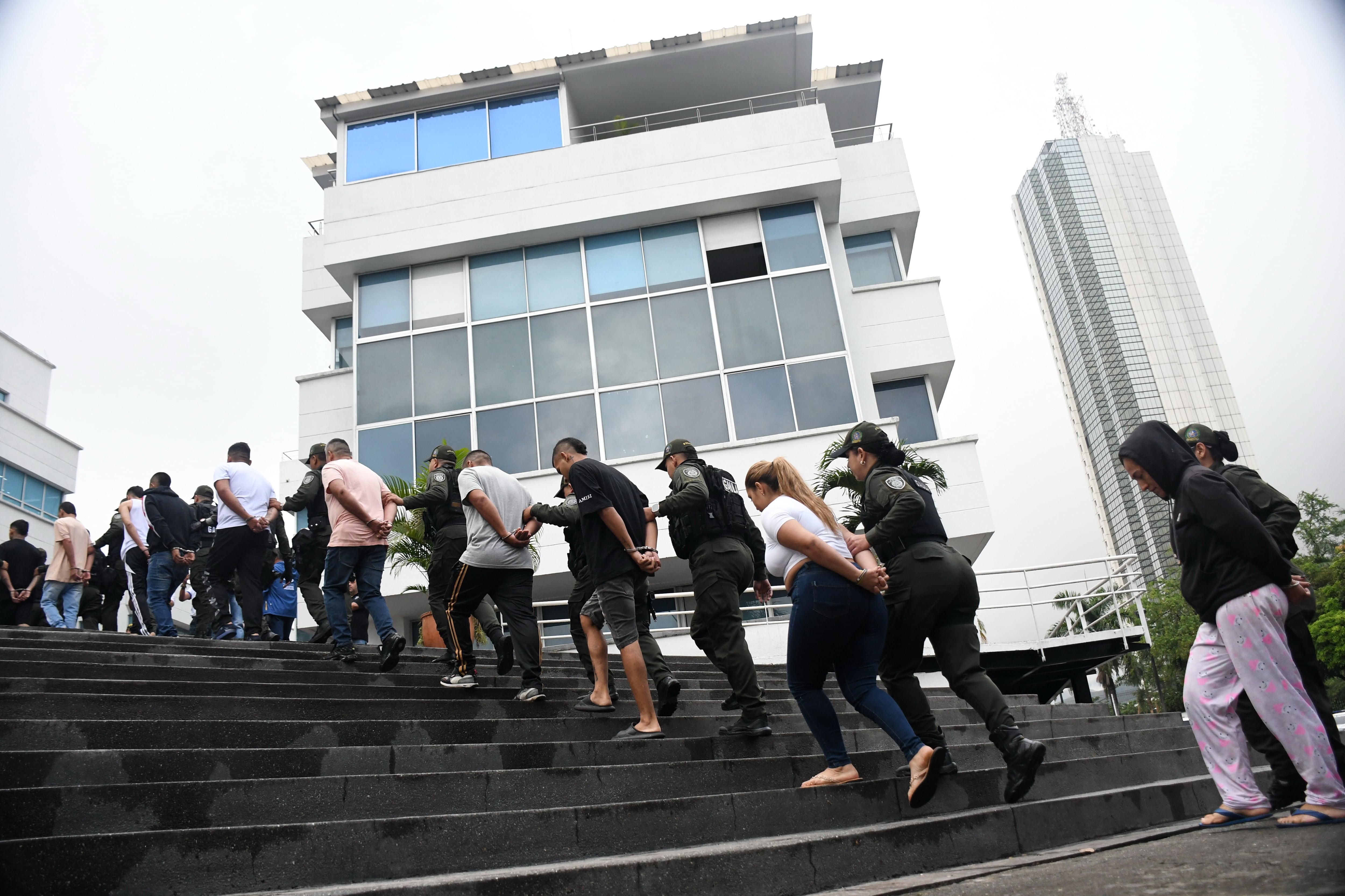 Cali: Captura de 14 personas en Cali dentro de la operación nacional contra la extorsión y tráfico de droga que dejó 165 capturados a nivel nacional. foto José L Guzmán. El País.