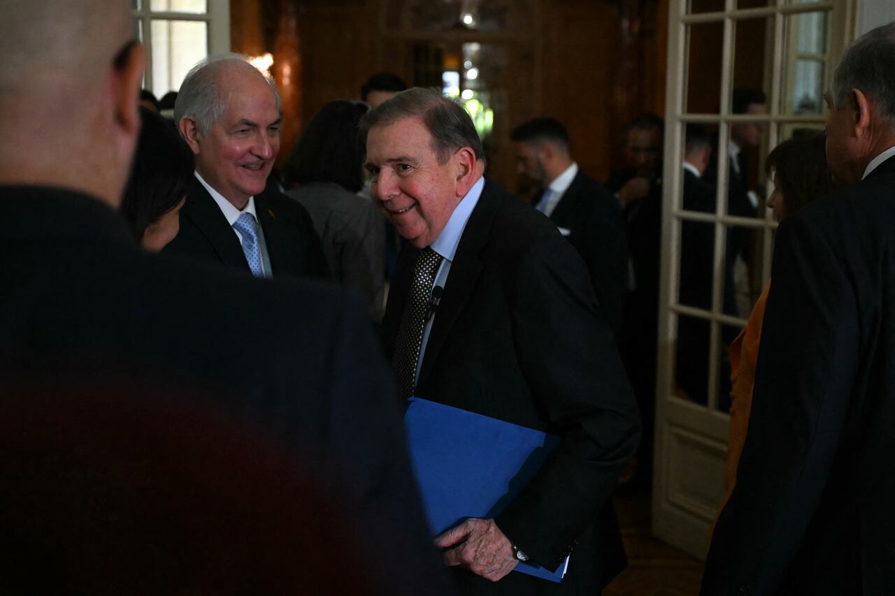 El líder de la oposición venezolana Edmundo González Urrutia (C) hace gestos junto al político opositor venezolano Antonio Ledezma (L) después de una reunión con el Ministro de Relaciones Exteriores de Argentina, Gerardo Werthein, y la Ministra de Seguridad de Argentina, Patricia Bullrich, en el Palacio San Martín en Buenos Aires el 4 de enero de 2025. Edmundo González Urrutia se reunió el sábado con el presidente de Argentina, Javier Milei, en una gira regional para conseguir apoyo antes de la juramentación del presidente Nicolás Maduro para un tercer mandato. (Foto de Luis ROBAYO/AFP)