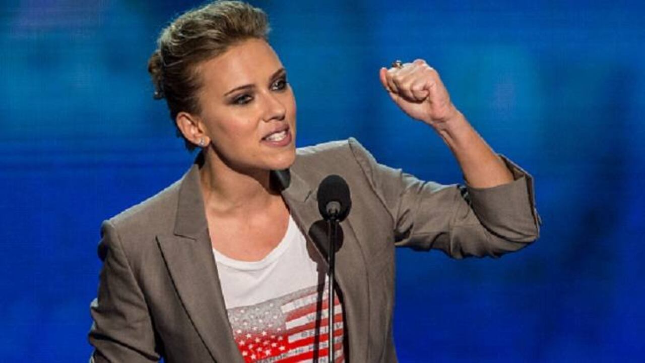 Scarlett Johansson acusa de "sexistas" a los organizadores de los Globos de Oro.