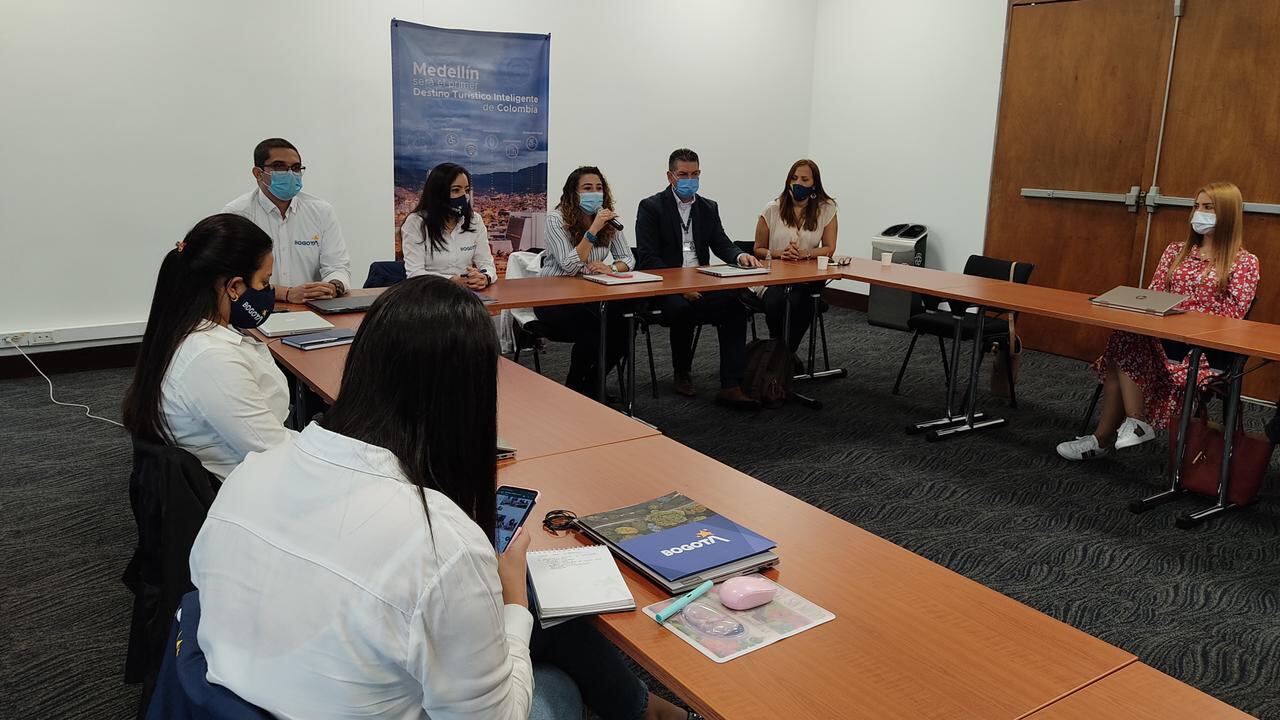 De izquierda a derecha: Andrés Clavijo Rangel, Subdirector de Gestión del Destino del IDT, KaroL Fajardo Nariño, directora del IDT, Ledys López, subsecretaria de turismos de Medellín, Juan Esteban Franco, Profesional de la Subsecretaria de Turismo de Medellín y Jessica López, profesional de la Subsecretaría de Turismo de Medellín.