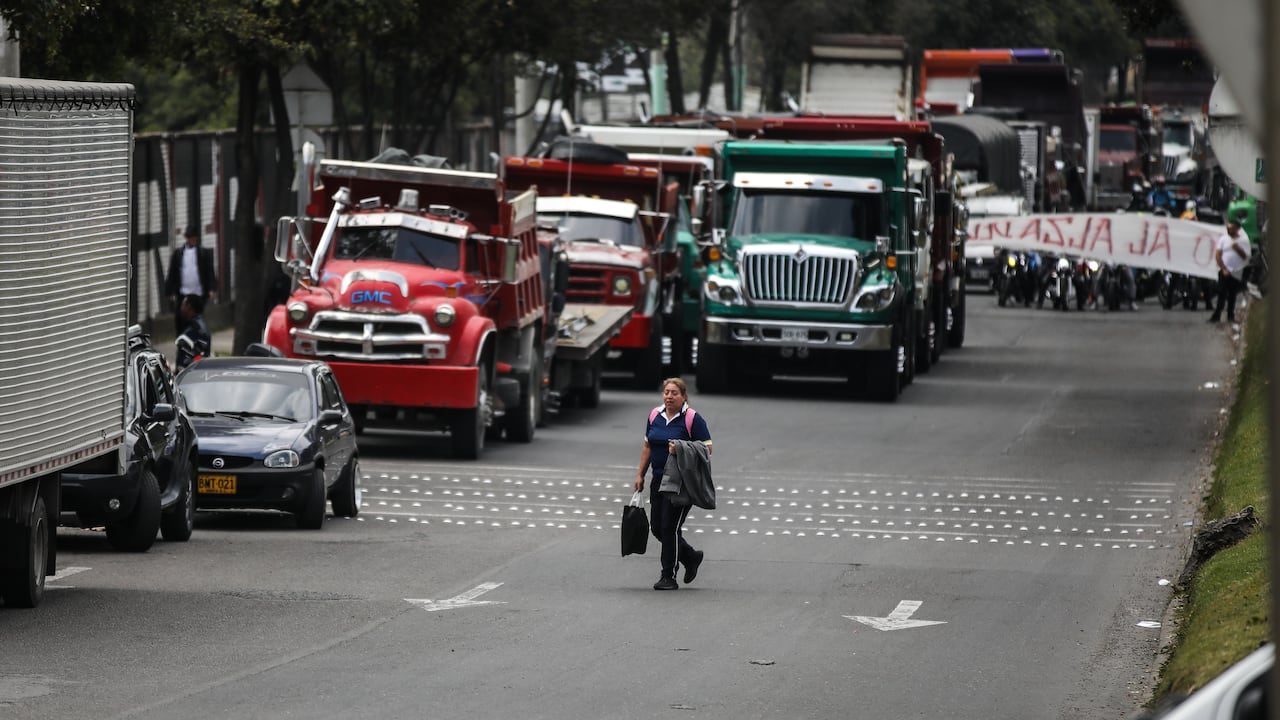 Paro de transportes y camiones en Cra 7 con Calle 170
