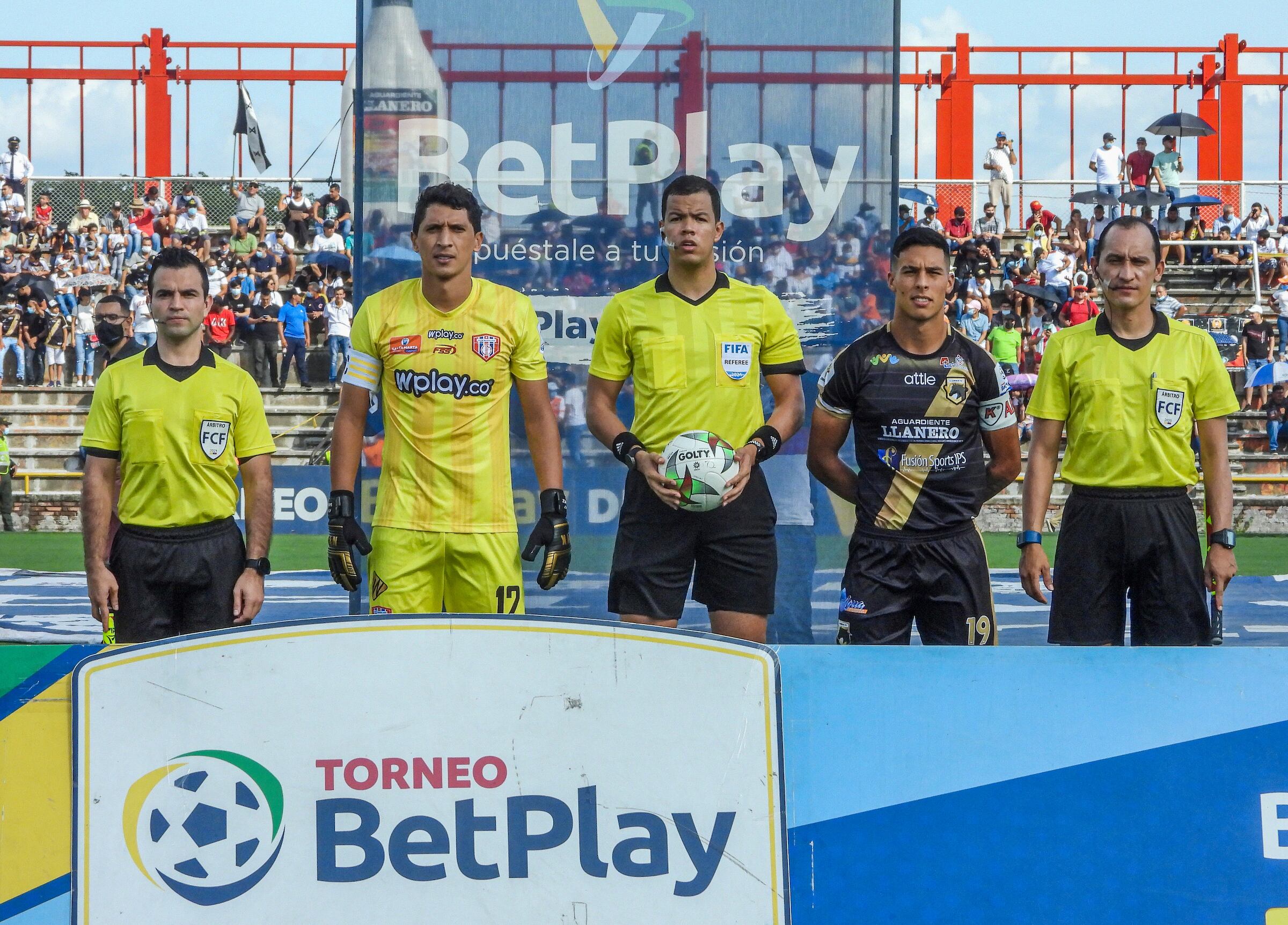 VILLAVICENCIO - COLOMBIA, 04-12-2021: Llaneros F. C. y Unión Magdalena durante partido de la fecha 6 de los cuadrangulares semifinales por el Torneo BetPlay DIMAYOR II 2021 en el estadio Bello Horizonte en la ciudad de Villavicencio. / Llaneros F. C. and Union Magdalena during a match of the 6th date of the quarter semifinals for the BetPlay DIMAYOR II 2021 at the Bello Horizonte stadium in Villavicencio city. / Photo: VizzorImage / Daniel Gongora / Cont.
