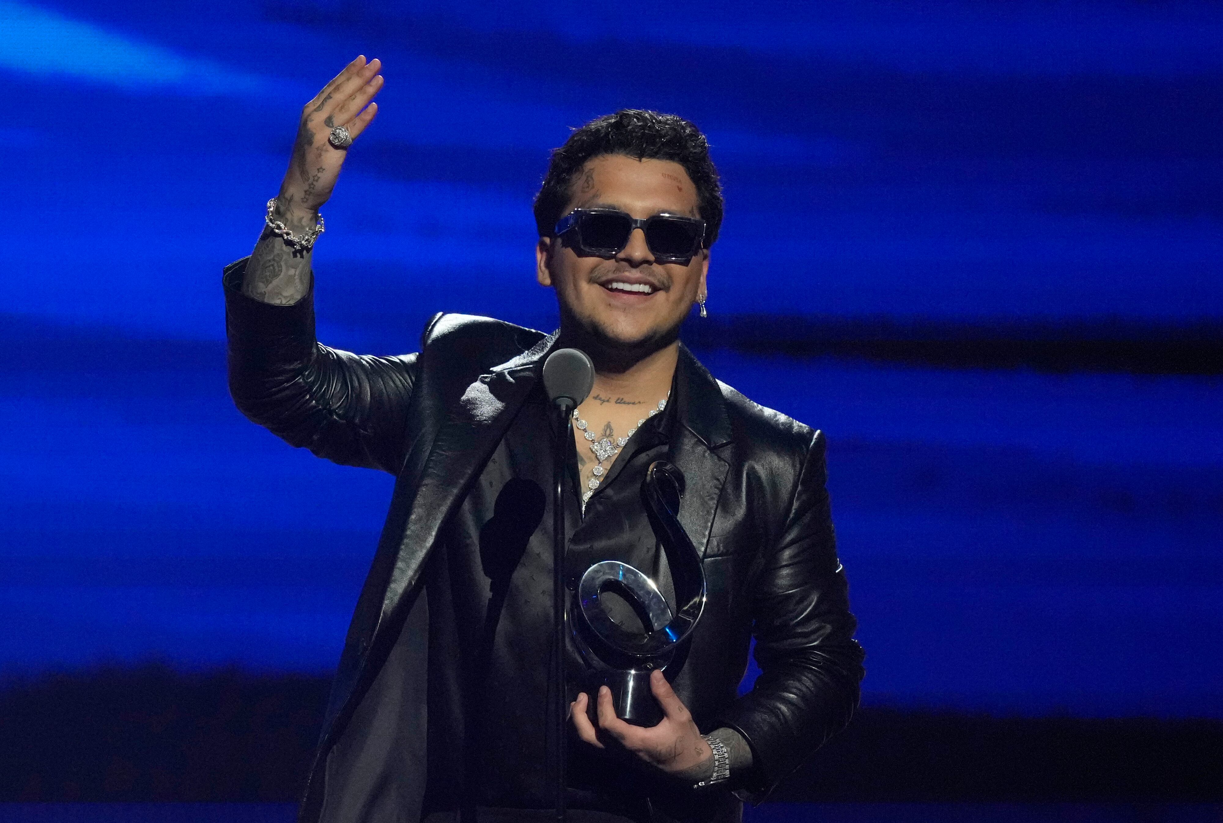 ARCHIVO - Christian Nodal recibe el Premio Lo Nuestro al mejor artista regional mexicano el 24 de febrero de 2022 en Miami. La policía boliviana detuvo a cuatro personas sospechosas de estafa tras la cancelación de un concierto de Nodal que debió realizarse el domingo 19 de junio de 2022 en La Paz. (Foto AP/Rebecca Blackwell, archivo)