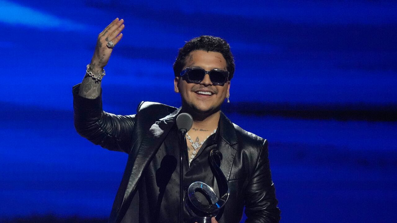 ARCHIVO - Christian Nodal recibe el Premio Lo Nuestro al mejor artista regional mexicano el 24 de febrero de 2022 en Miami. La policía boliviana detuvo a cuatro personas sospechosas de estafa tras la cancelación de un concierto de Nodal que debió realizarse el domingo 19 de junio de 2022 en La Paz. (Foto AP/Rebecca Blackwell, archivo)