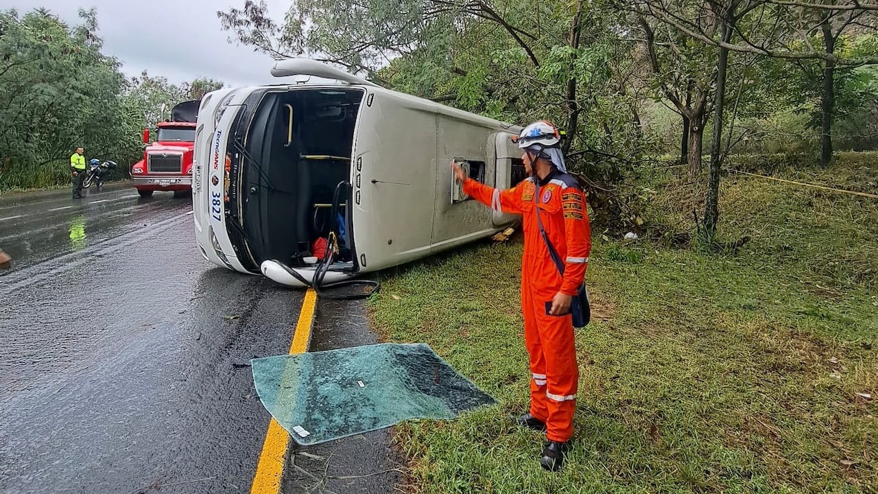 Las autoridades indicaron que el hecho se presentó en el kilómetro 6 + 250, variante Chicoral en la vía entre Ibagué y la población de Girardot, sector Las Manas.