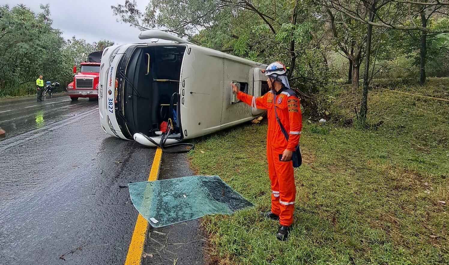 Las autoridades indicaron que el hecho se presentó en el kilómetro 6 + 250, variante Chicoral en la vía entre Ibagué y la población de Girardot, sector Las Manas.