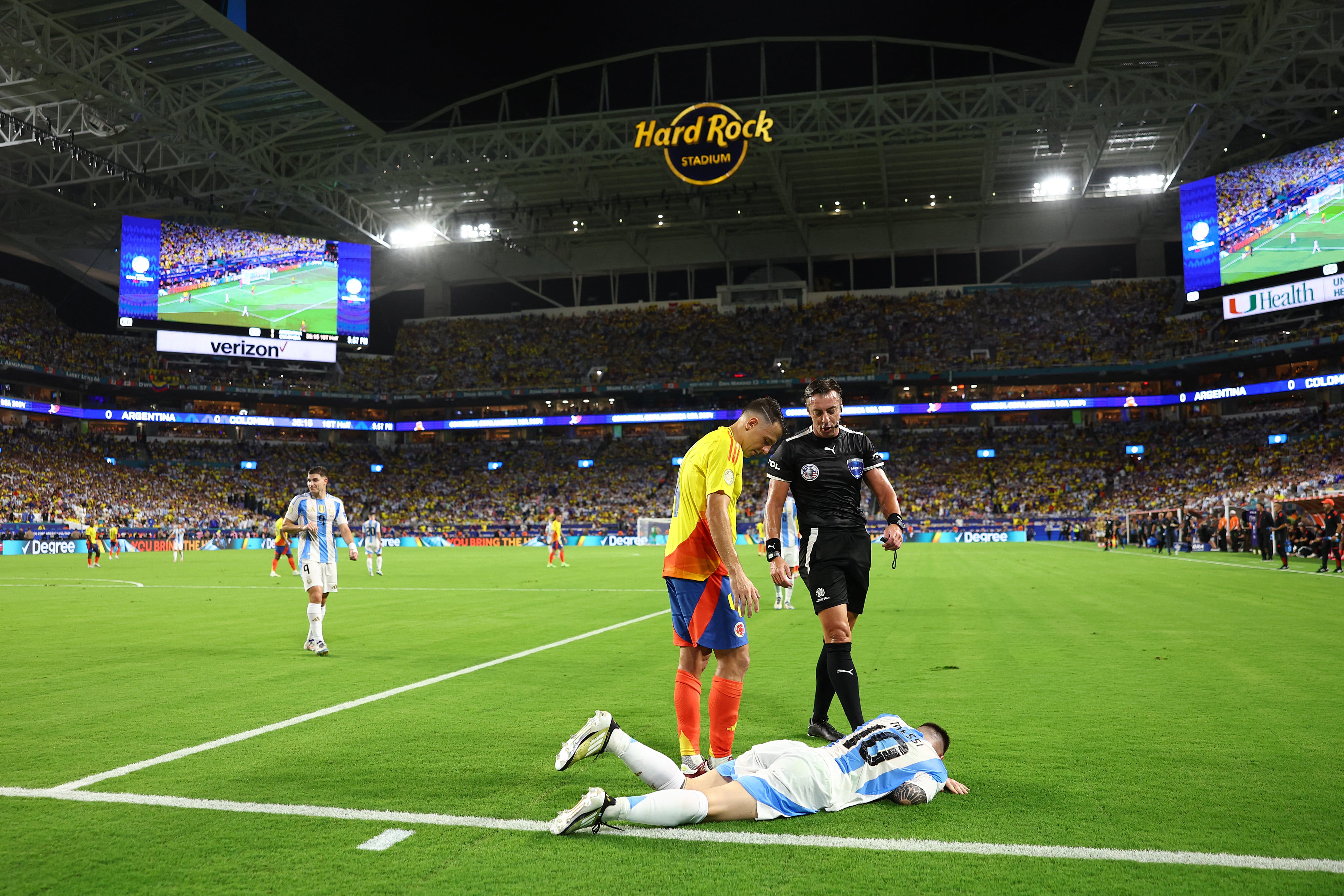 MIAMI GARDENS, FLORIDA - JULY 14: Lionel Messi of Argentina lies on the grass with an injury during the CONMEBOL Copa America 2024 Final match between Argentina and Colombia at Hard Rock Stadium on July 14, 2024 in Miami Gardens, Florida.   Maddie Meyer/Getty Images/AFP (Photo by Maddie Meyer / GETTY IMAGES NORTH AMERICA / Getty Images via AFP)