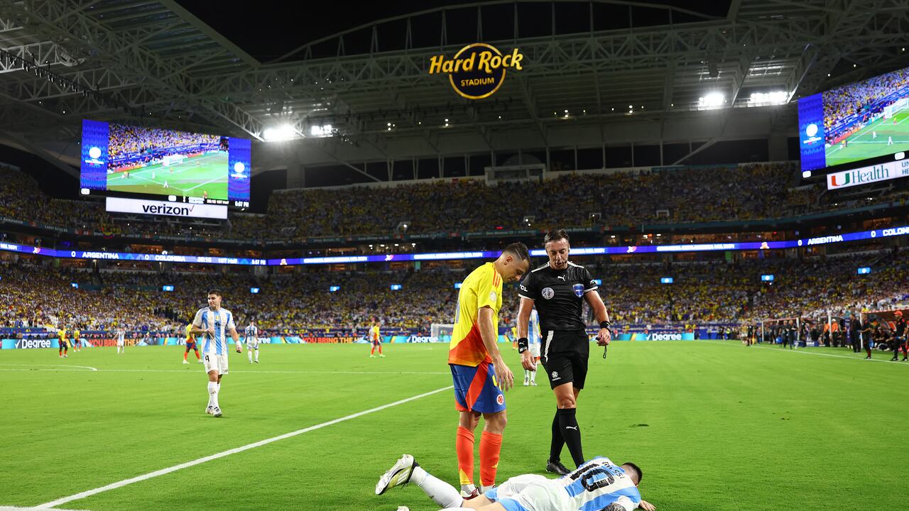 Messi recibió atención médica tras un contacto legal con Santiago Arias.