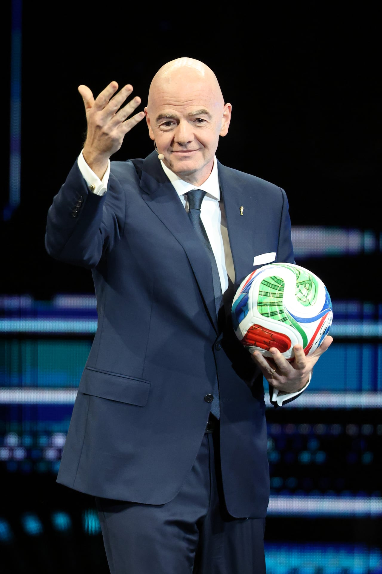 Gianni Infantino, presidente de FIFA, con el balón oficial del Mundial 2026.