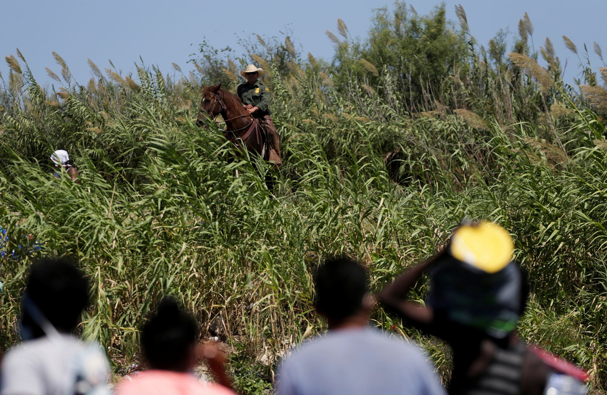 En Imágenes : Migrantes tratando de cruzar la frontera buscan asilo en EE. UU.