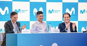 Nairo Quintana (centro) es uno de los ciclistas colombianos más importantes de los últimos tiempos. Este será el año de la revancha. En la foto, con Alfonso Gómez (izquierda) y Fabián Hernández (derecha), directivos de Telefónica.