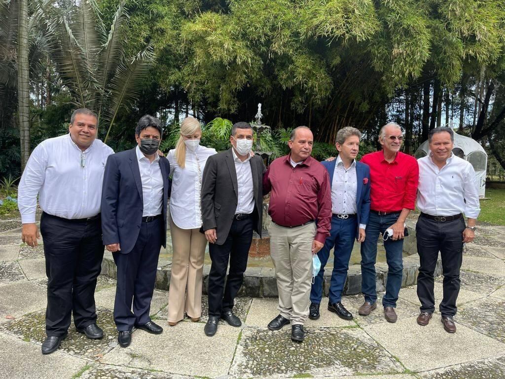Los exgobernadores reunidos en un nuevo encuentro en Medellín.