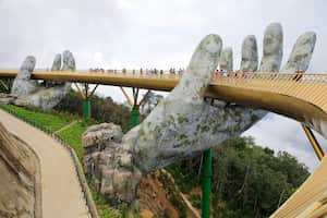 Da Nang, Vietnam. El Puente Dorado en Ba Na Hills Resort con turistas.