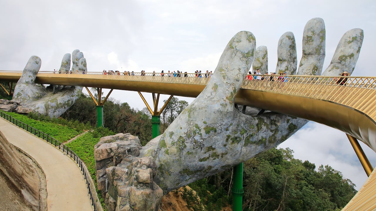 El asombroso puente sostenido por las 'manos de Dios', un atractivo que cautiva a los viajeros: ofrece espectaculares vistas panorámicas