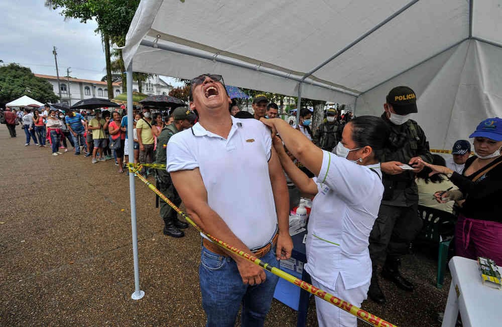 Un hombre gesticula al momento de ser vacunado contra la Hepatitis A, Varicela y el Tétano, el viernes 7 de abril de 2017, en Mocoa. Según fuentes oficiales más de 12.000 mil dosis de vacunas han sido aplicadas luego que la noche del 31 de marzo una avalancha provocada por el desbordamiento de los ríos Mocoa, Mulato y Sangoyaco arrasó con todo lo que encontró a su paso. Foto: Carlos Julio Martínez / Enviado Especial de Semana