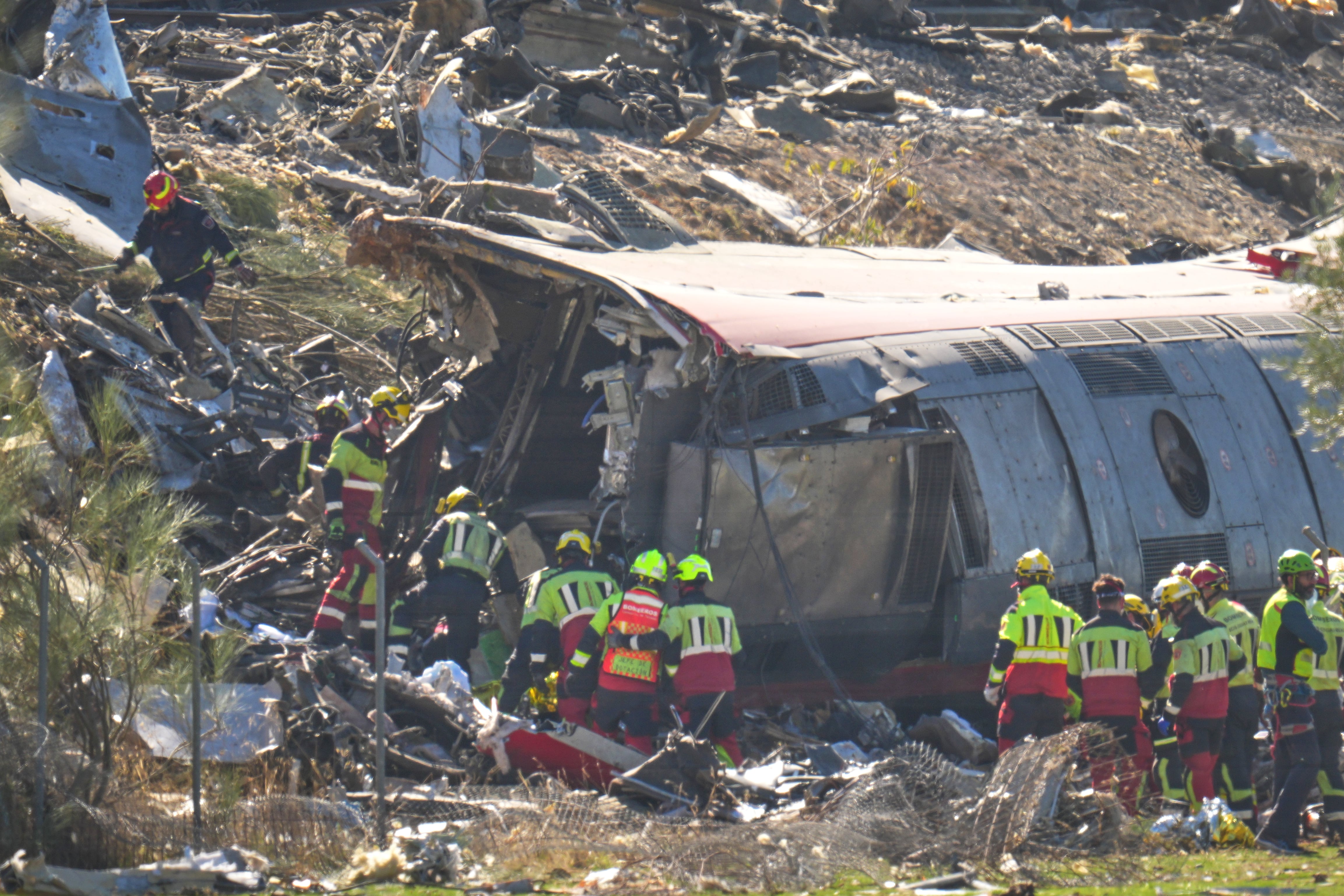 Los servicios de emergencia trabajan en el lugar de una colisión entre dos trenes en Urda, España, el miércoles 28 de octubre de 2026.