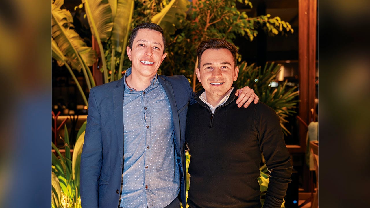 De izquierda a derecha Juan Manuel España (director ejecutivo de Evolti), Hermann Souza (director de crecimiento de Evolti). La meta para 2030 es contar con 500 megavatios de generación y atender las necesidades de energía de la región, además del mercado ecuatoriano.