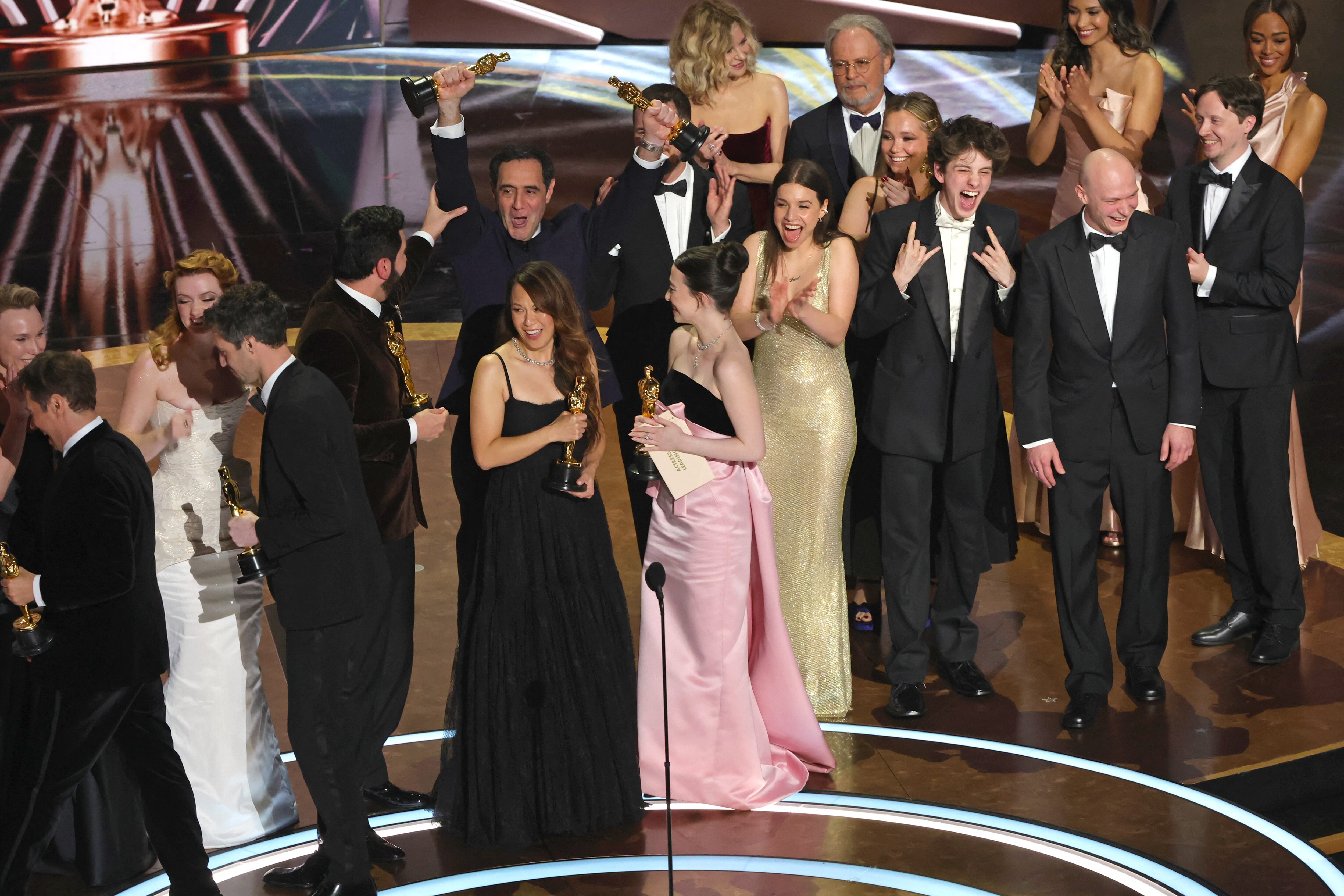 Elenco y equipo de 'Anora', mejor película del año en los Premios Óscar 2025: Darya Ekamasova, Lindsey Normington, Vache Tovmasyan, Karren Karagulian, Alex Coco, Mikey Madison, Mark Eydelshteyn, Samantha Quan, Luna Sofía Miranda, Sean Baker, Drew Daniels, Yura Borisov, entre otros. Edición 97, 2 de marzo de 2025. Teatro Dolby, Hollywood, California.   Kevin Winter/Getty Images/AFP