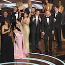 Elenco y equipo de 'Anora', mejor película del año en los Premios Óscar 2025: Darya Ekamasova, Lindsey Normington, Vache Tovmasyan, Karren Karagulian, Alex Coco, Mikey Madison, Mark Eydelshteyn, Samantha Quan, Luna Sofía Miranda, Sean Baker, Drew Daniels, Yura Borisov, entre otros. Edición 97, 2 de marzo de 2025. Teatro Dolby, Hollywood, California. Kevin Winter/Getty Images/AFP