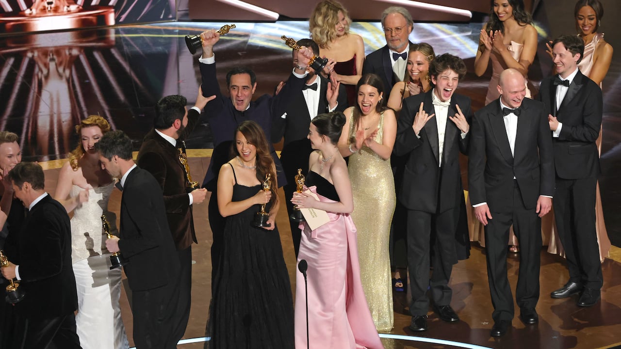 Elenco y equipo de 'Anora', mejor película del año en los Premios Óscar 2025: Darya Ekamasova, Lindsey Normington, Vache Tovmasyan, Karren Karagulian, Alex Coco, Mikey Madison, Mark Eydelshteyn, Samantha Quan, Luna Sofía Miranda, Sean Baker, Drew Daniels, Yura Borisov, entre otros. Edición 97, 2 de marzo de 2025. Teatro Dolby, Hollywood, California. Kevin Winter/Getty Images/AFP