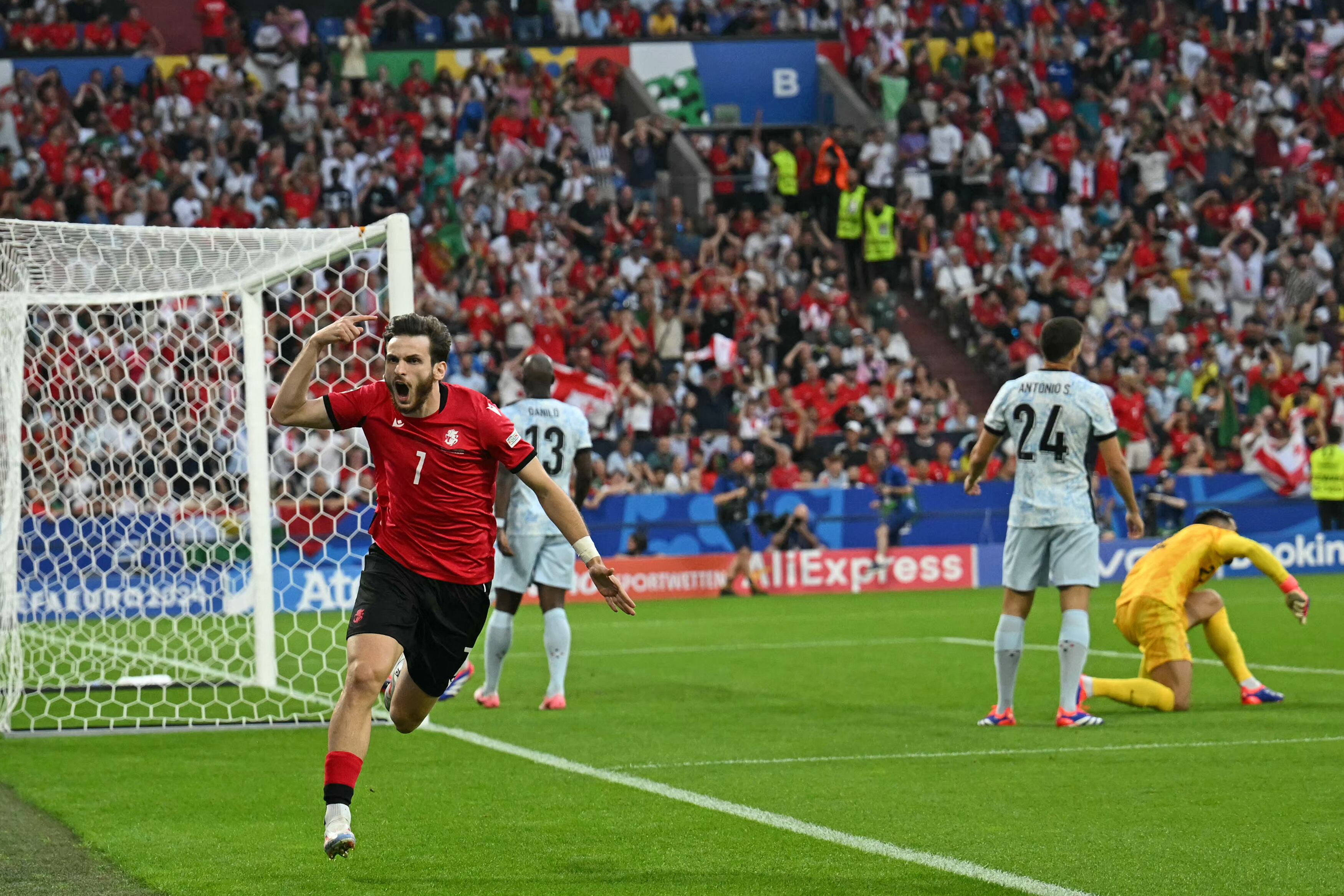 Georgia abre el marcador a los dos minutos de haber iniciado el compromiso.