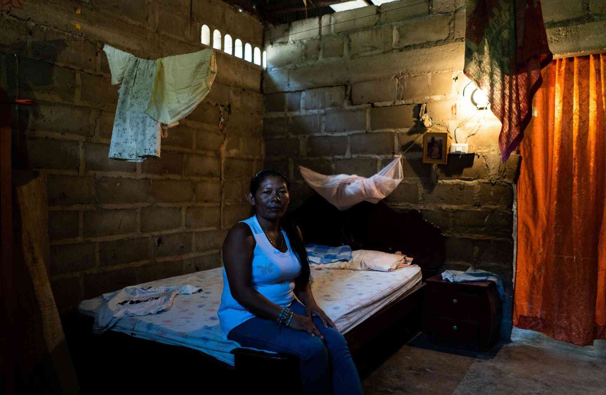 Gladys Perez  es una de las lideres de El Salado, aunque confiesa que siente temor por su vida y la de sus familiares insiste en la posibilidad de que estas amenazas no provengan de ningún grupo al margen de la ley sino de al interior de la propia población. 