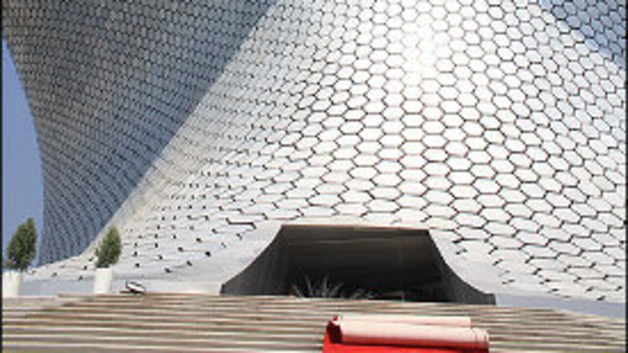 Desde el martes primero de marzo, la Ciudad de México posee el centro cultural que albergará la colección privada de arte más grande de América Latina. El nuevo espacio del Museo Soumaya pertenece al empresario mexicano Carlos Slim.