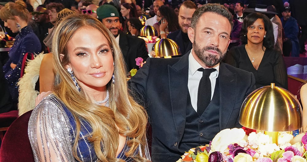 JLo y Ben Affleck: Aunque a la cantante siempre se le veía sonriente y bailando, el actor mantuvo una actitud muy seria cada vez que lo enfocaba la cámara.