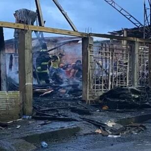 El número de viviendas afectadas por el incendio llega a 12 por el momento