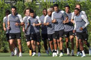 Lionel Messi y Sergio Busquets del Inter Miami CF entrenan con sus compañeros de equipo durante una sesión de entrenamiento del Inter Miami CF en el Florida Blue Training Center el 18 de julio de 2023 en Fort Lauderdale, Florida. (Foto de Megan Briggs/Getty Images)
